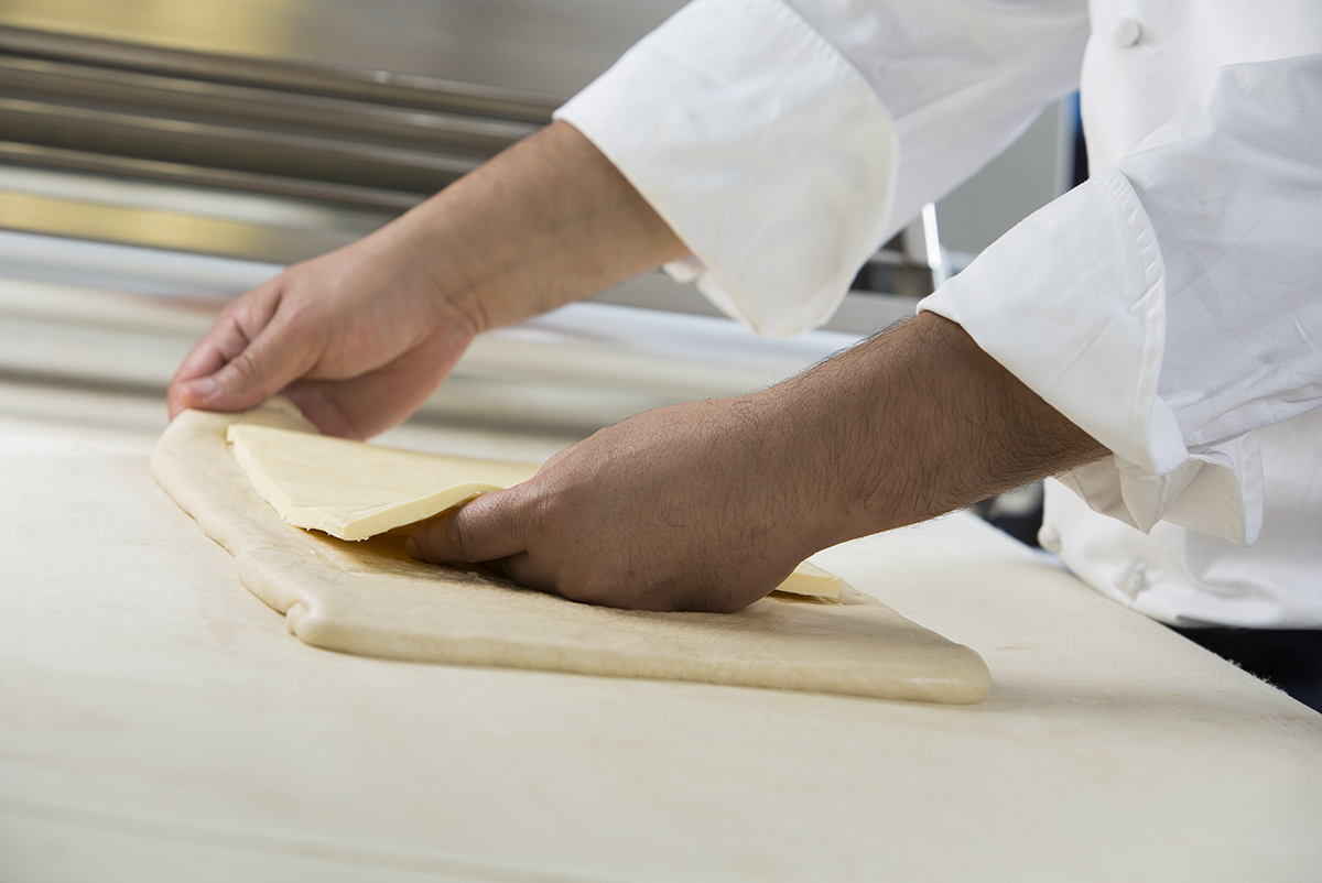 Chef usa Burro Corman Express. Facile e veloce per la preparazione di dolci e prodotti da forno.