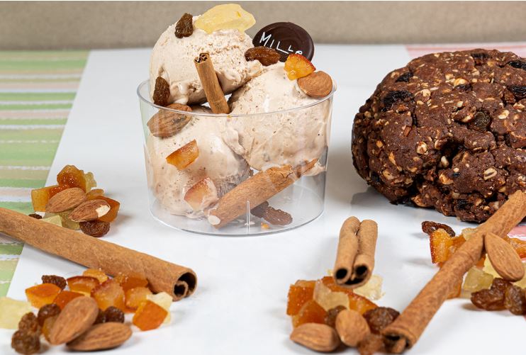 Gelato artigianale Mille: coppetta con cannella, frutta candita e biscotto. Pasticceria che trasforma i dolci in gelato.