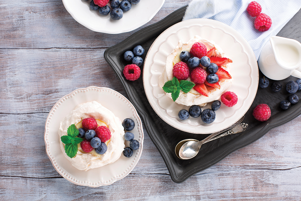 Ricetta Pavlova con frutti di bosco. Dolci pavlove con lamponi e mirtilli. Segreti della pavlova.