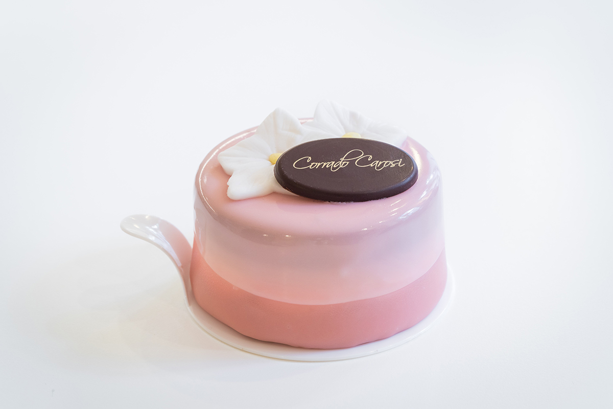 Torta M'Ama di Corrado Carosi per Cascina Italia. Dolce rosa con fiore e cioccolato.