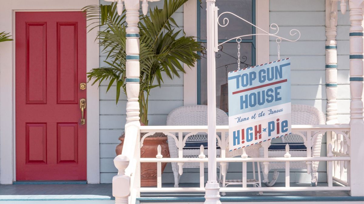 Entrata della Top Gun House, ora High Pie. Porta rossa, insegna e decorazioni in stile retrò.