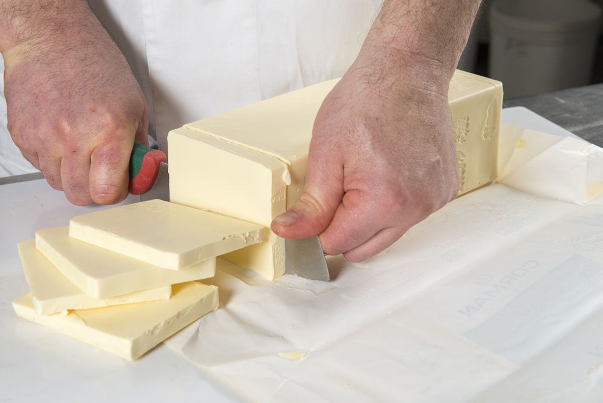Burro tradizionale Corman 82% tagliato a fette. Burro di alta qualità per pasticceria e cucina.