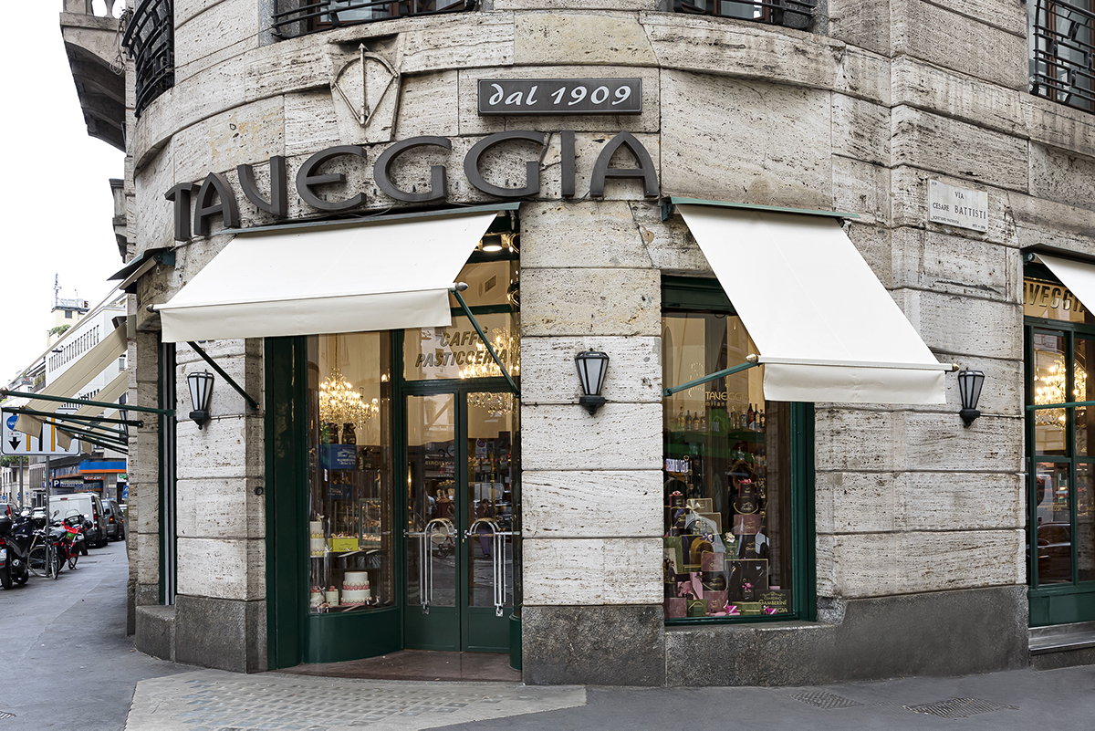 Facciata storica del Bar Pasticceria Taveggia a Milano, dal 1909. Riapertura Taveggia.