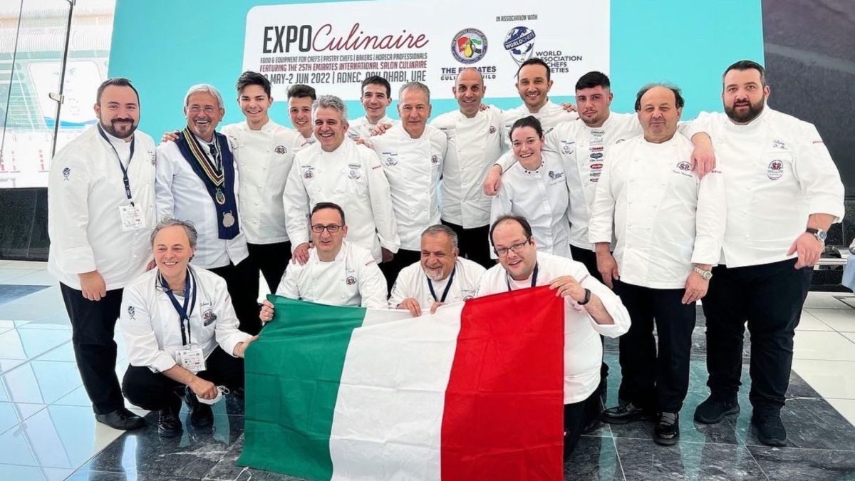 Team Italia vincitore alla Global Chef Challenge di Abu Dhabi con bandiera italiana.