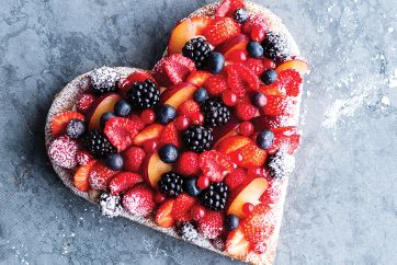 Tarte aux fruits a forma di cuore con fragole, lamponi, more e mirtilli.