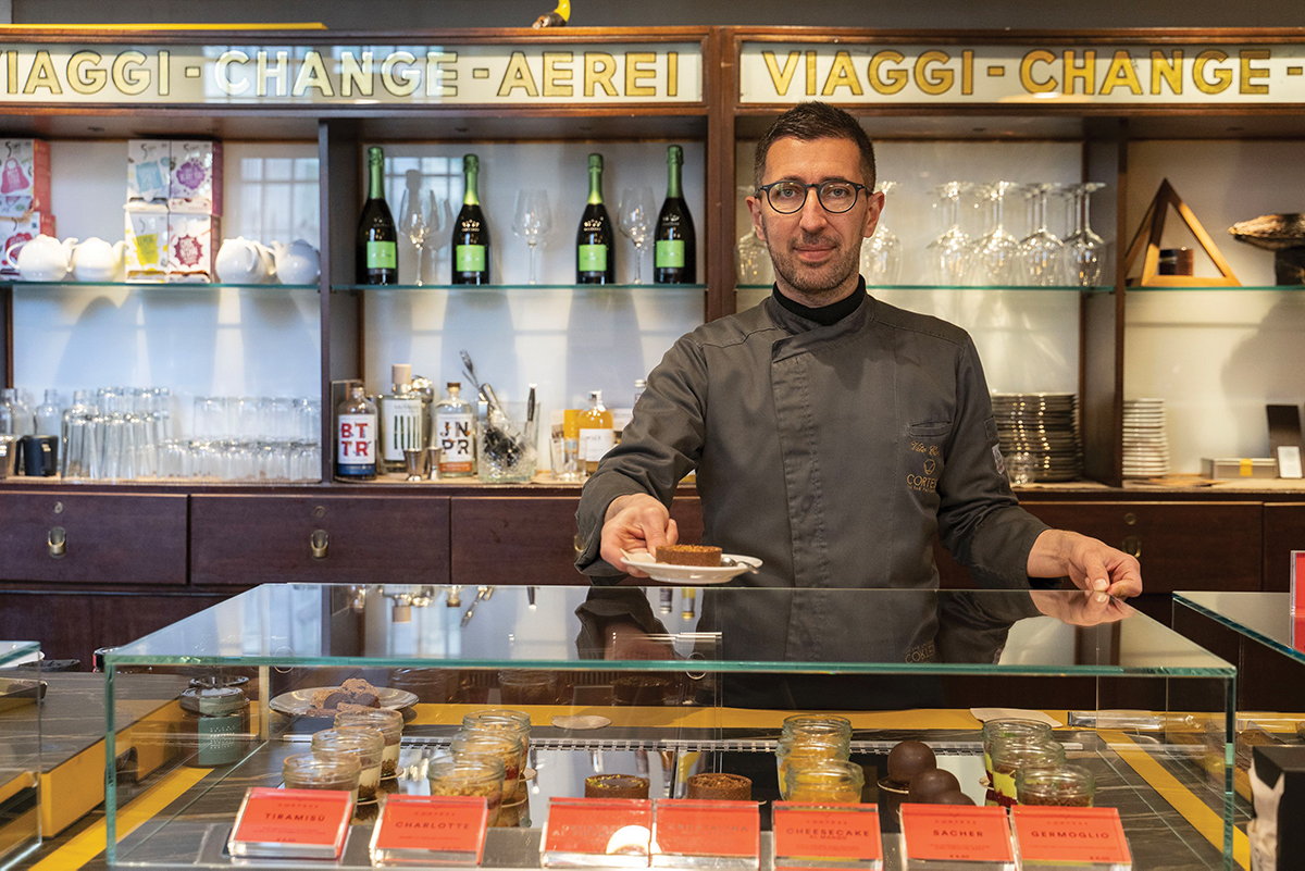 Vito Cortese, re del senza. Chef pasticciere con dolci senza glutine e senza lattosio in vetrina.