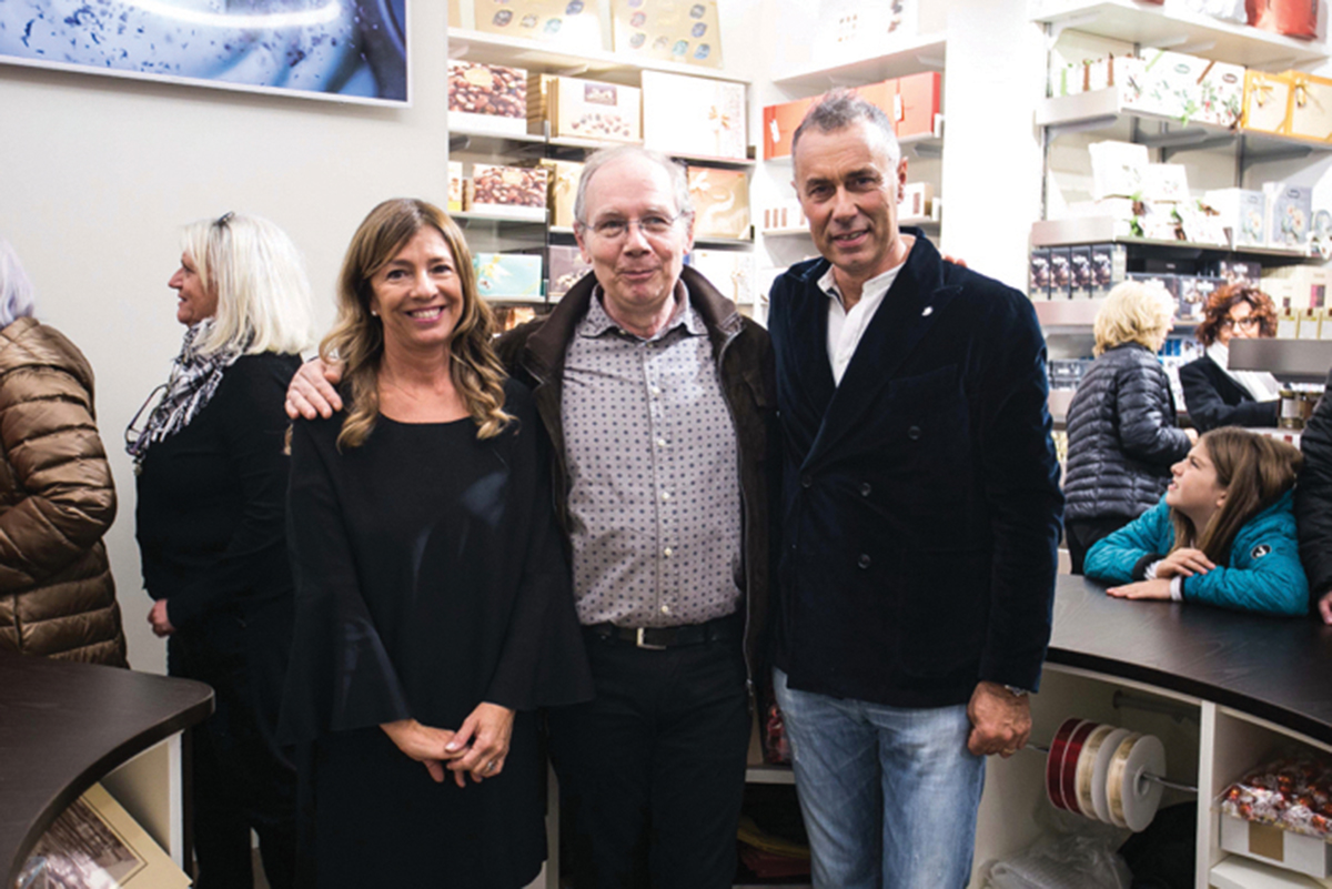 Corso 101: persone sorridenti in negozio di dolciumi. Il meglio della dolcezza italiana.