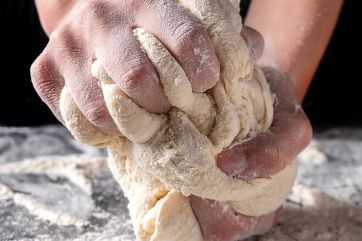 Mani che impastano. Miglioratori per panificazione senza emulsionanti per un'offerta clean label.