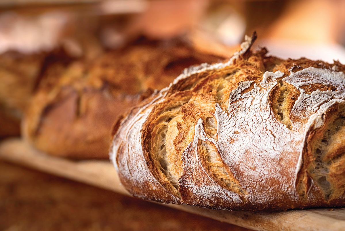 Pane artigianale croccante. Pagnotte di pane a lievitazione naturale, dorate e fragranti. Alla riscoperta del pane.