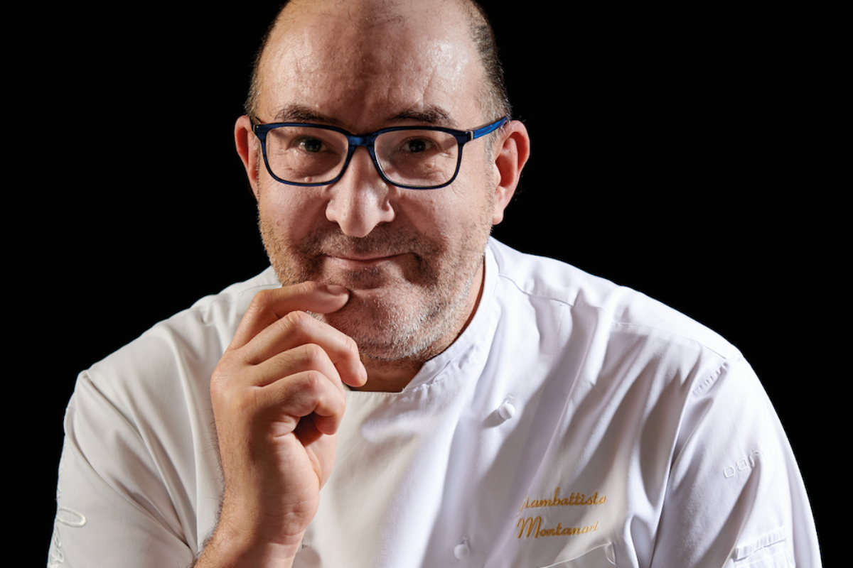 Ritratto di Iambattista Montanari, pastry chef esperto in grandi lievitati. Professionista con divisa da chef.