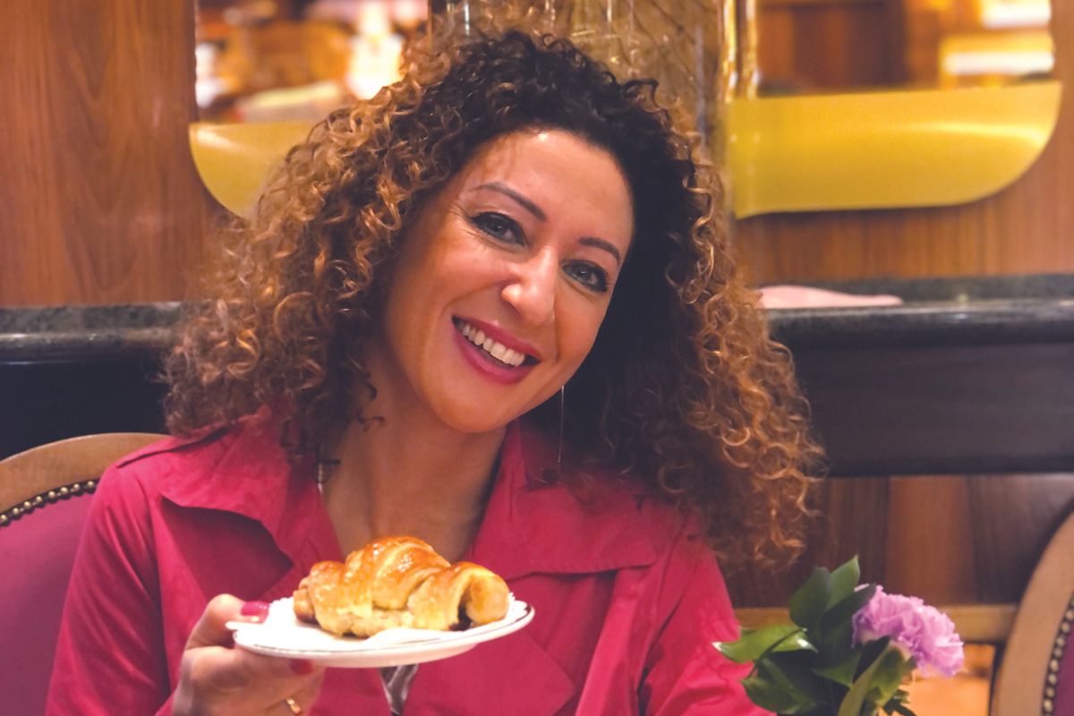 Signora sorridente con croissant da Gattullo, Milano. Dolce pausa!