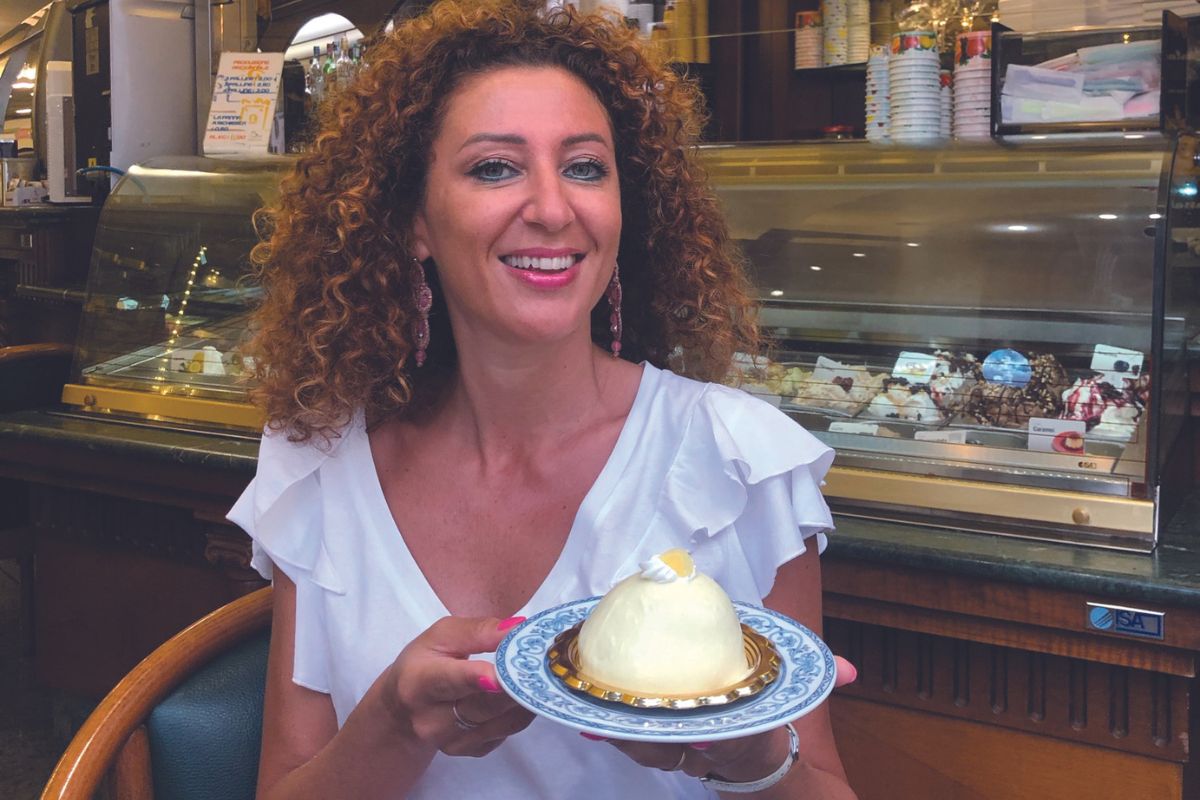 Signora con dolce tipico La Signora in Dolce alla pasticceria Fratelli Calise di Ischia.