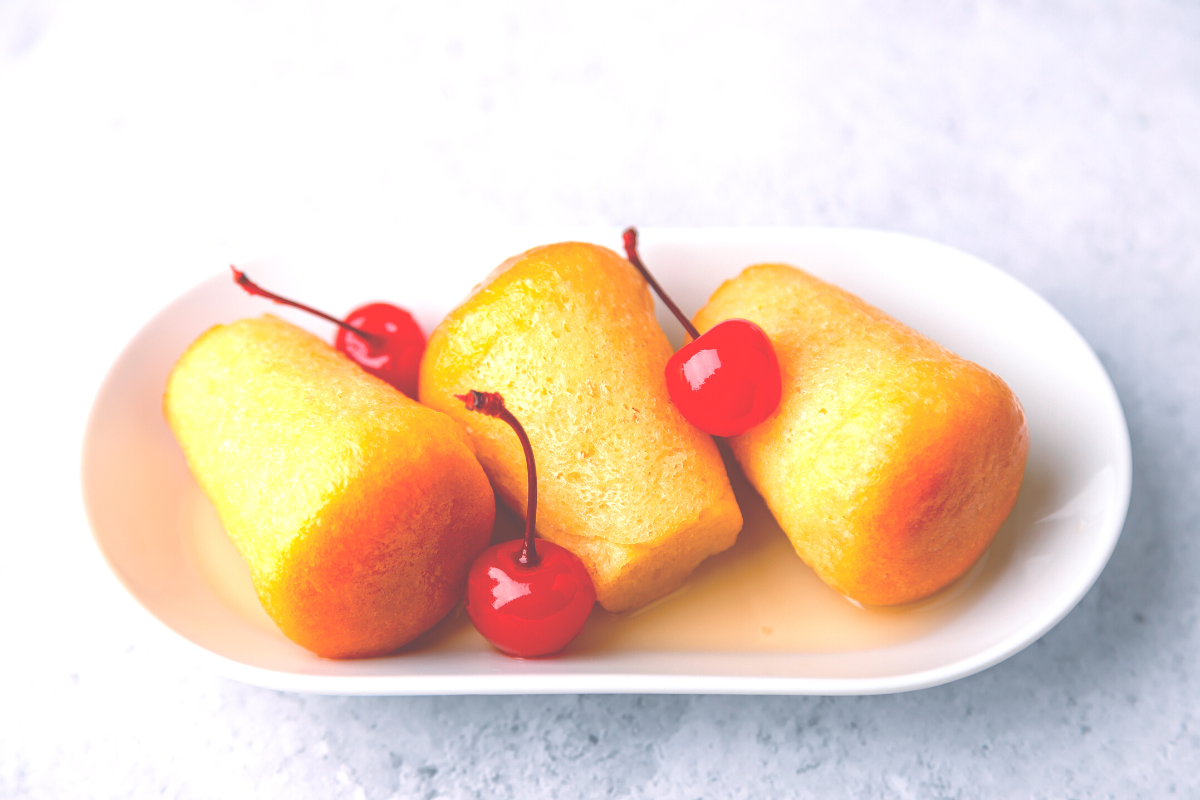 Babà napoletani con bagna e ciliegie candite. Dessert tradizionale.