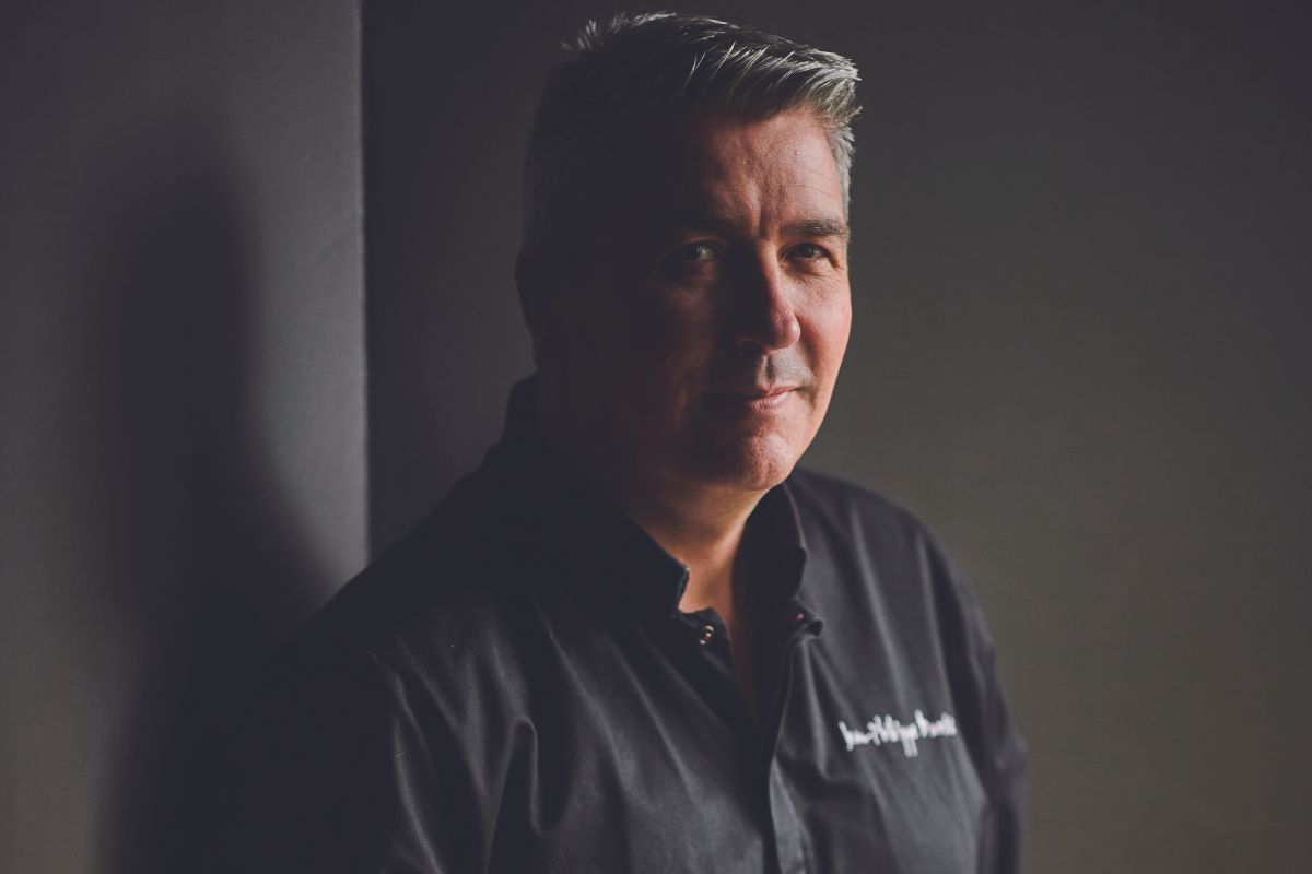 Ritratto di Jean-Philippe Darcis, cioccolatiere belga. Audacia e passione nel mondo del cioccolato artigianale.