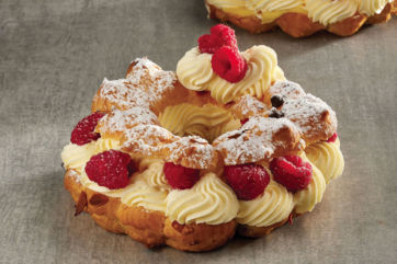 Paris-Brest con lamponi freschi e crema chantilly. Pasticceria francese tradizionale.