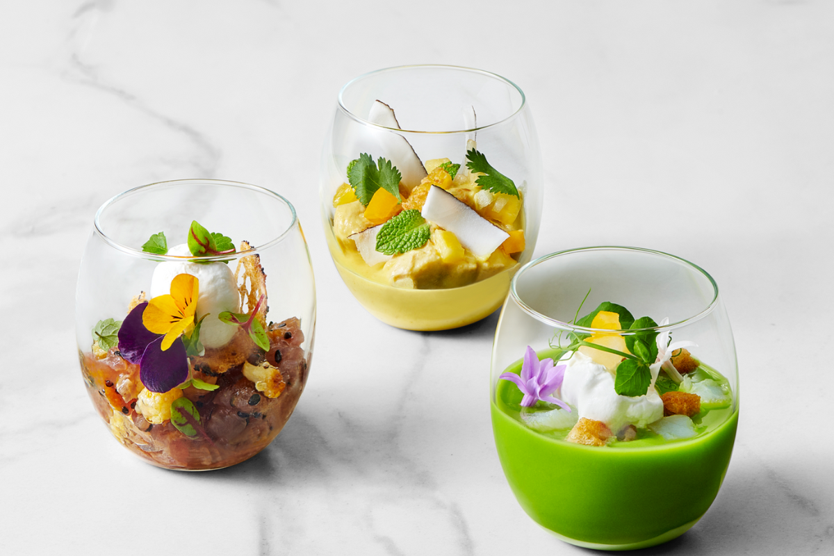 Aperitivo Corman: creazioni di Pastry Chef in bicchieri. Dessert colorati e decorati con fiori ed erbe aromatiche.