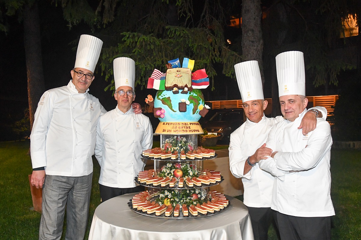 Maestri AMPI al Festival dell'Economia di Trento 2023. Chef con torta artistica a Villa Madruzzo.
