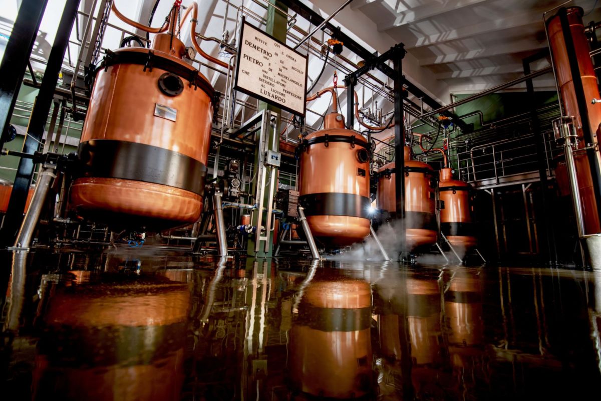Distilleria Luxardo: alambicchi in rame per la produzione di liquori e distillati artigianali. Antica tradizione italiana.