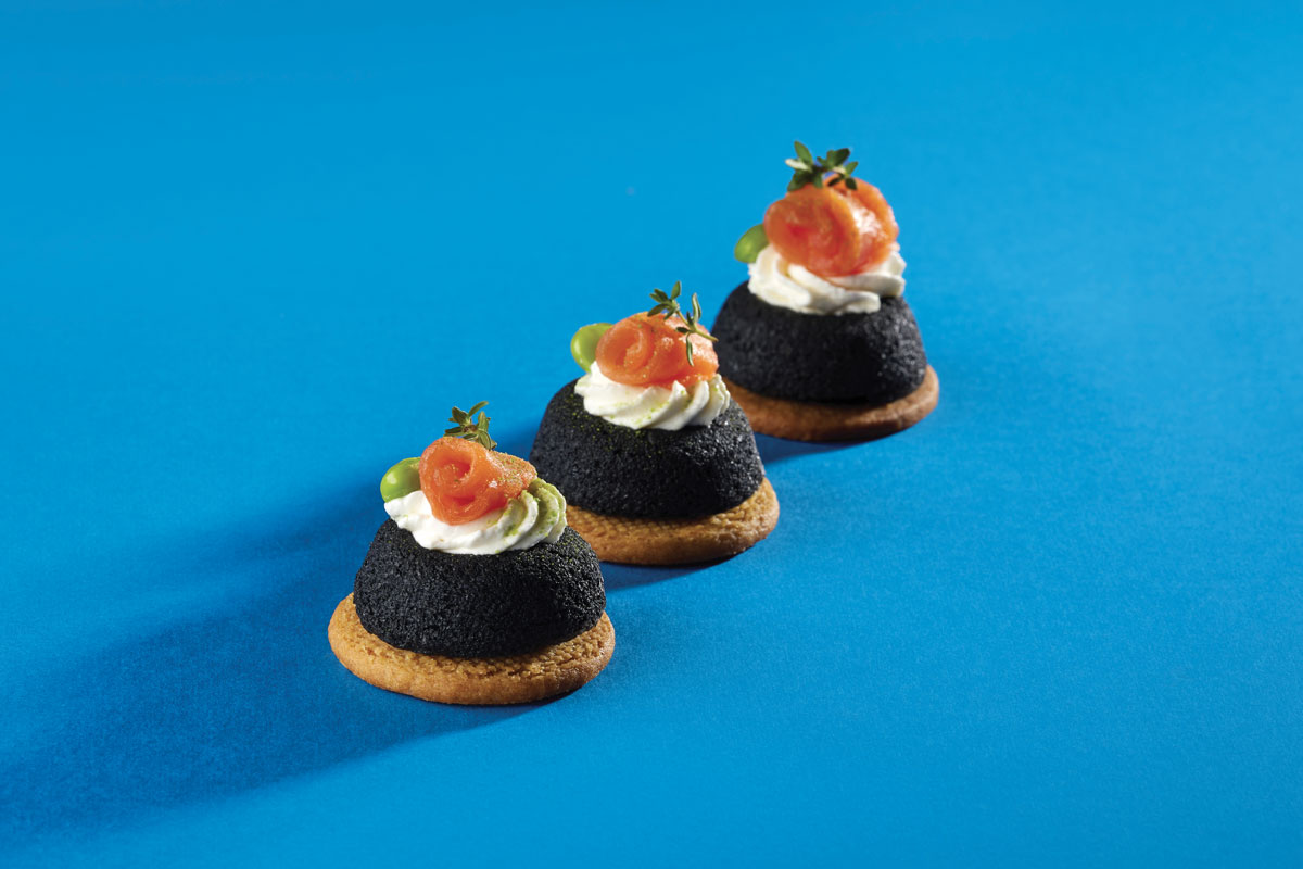 Finanziere nero di seppia con cream cheese Debic e salmone. Pasticceria Melograno.