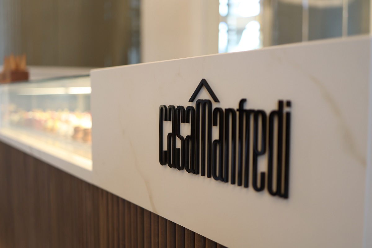 Logo Casa Manfredi, nuove aperture a Roma. Design moderno, pasticceria artigianale.