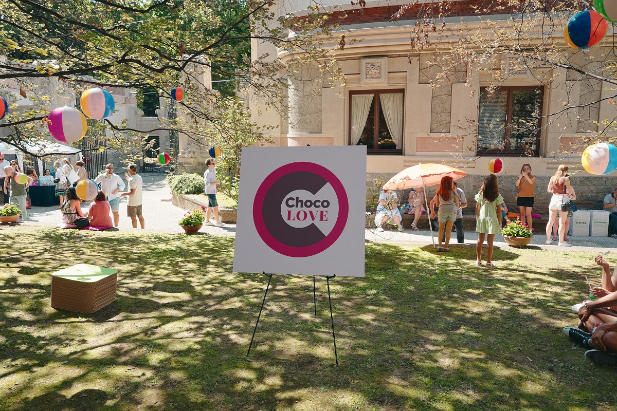 Evento ChocoLOVE Gelato Artigianale: partecipanti, logo evento e atmosfera festosa.