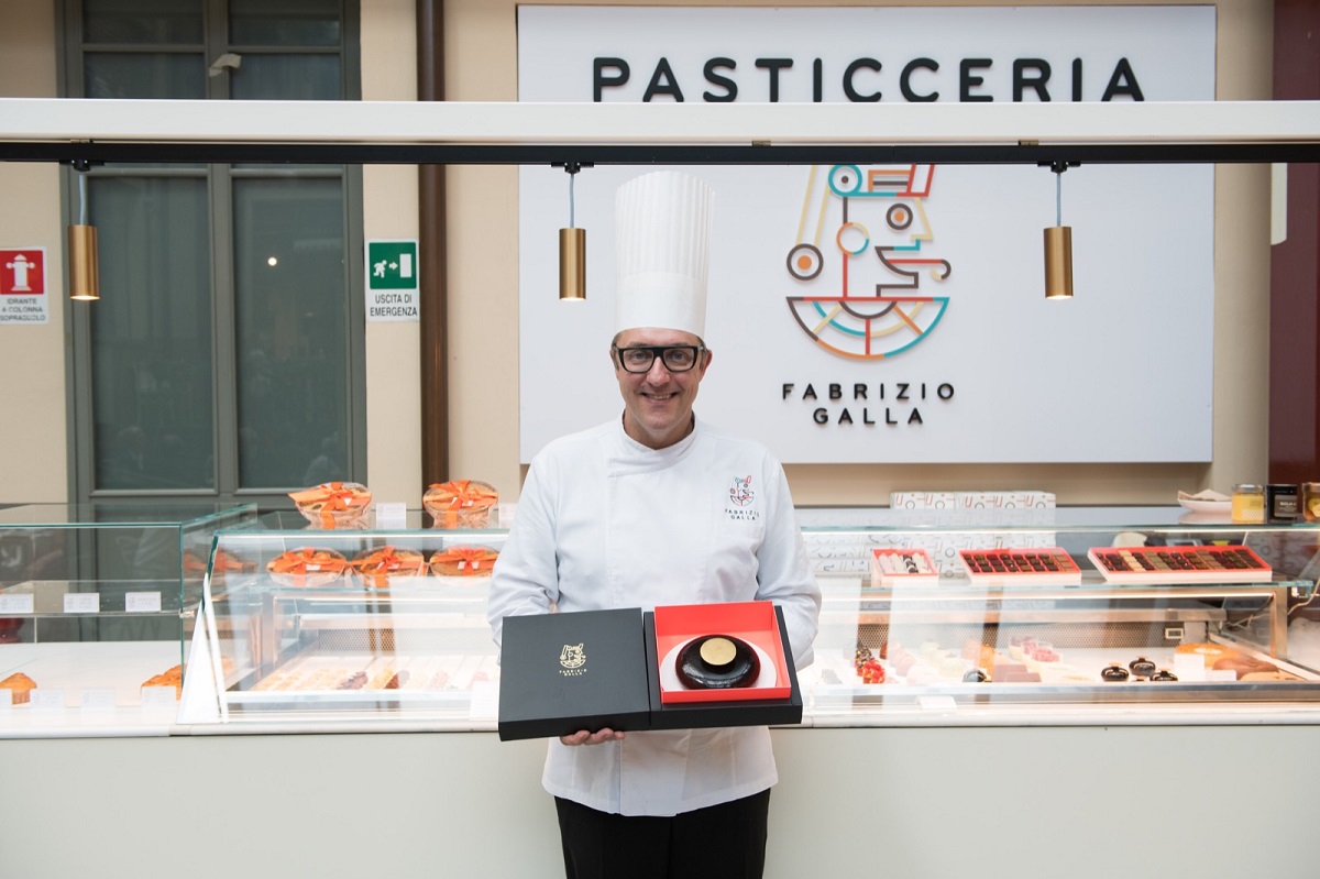 Fabrizio Galla, pasticcere con torta, nuova pasticceria Eataly.
