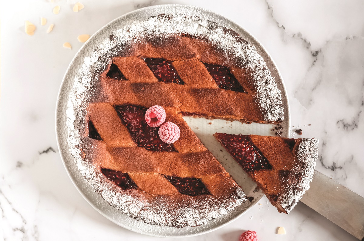 Torta Linzer di Chiara Rasparini. Crostata con marmellata di lamponi e decorazione a griglia. Dolce fatto in casa.