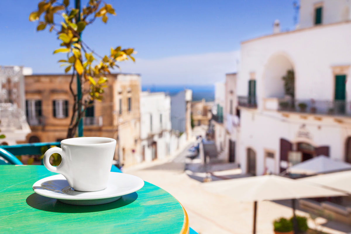 Caffè al bar con vista mare. Turismo sostenibile in Puglia.