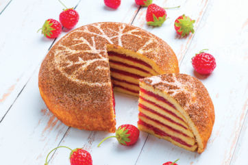 Gâteau di crêpes soufflées alla fragola. Torta a strati con marmellata di fragole e decorazione.