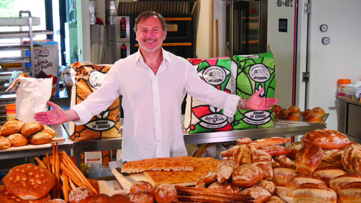 Pier Massimo Cavallari, titolare di Macinazione Lendinara, con farine e pane artigianale.