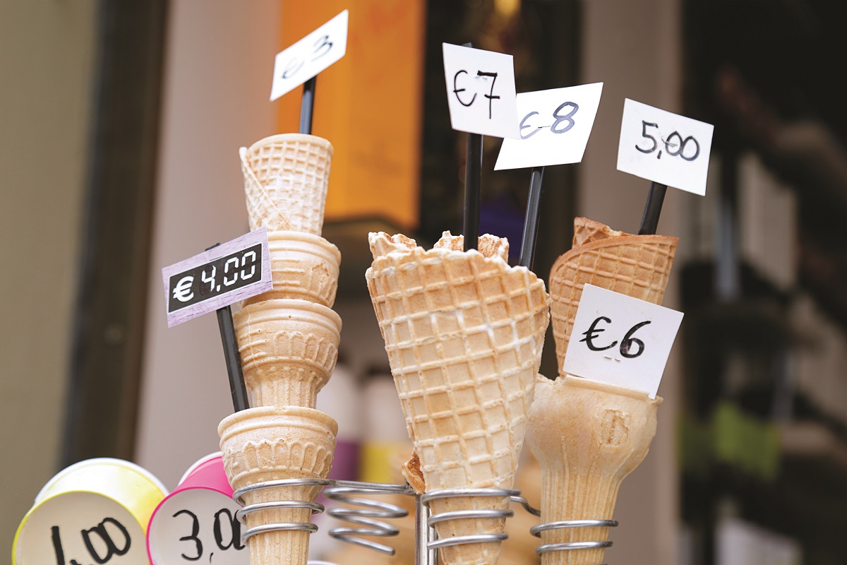 Rincari gelato: coni gelato con prezzi diversi. Costi del gelato in aumento.