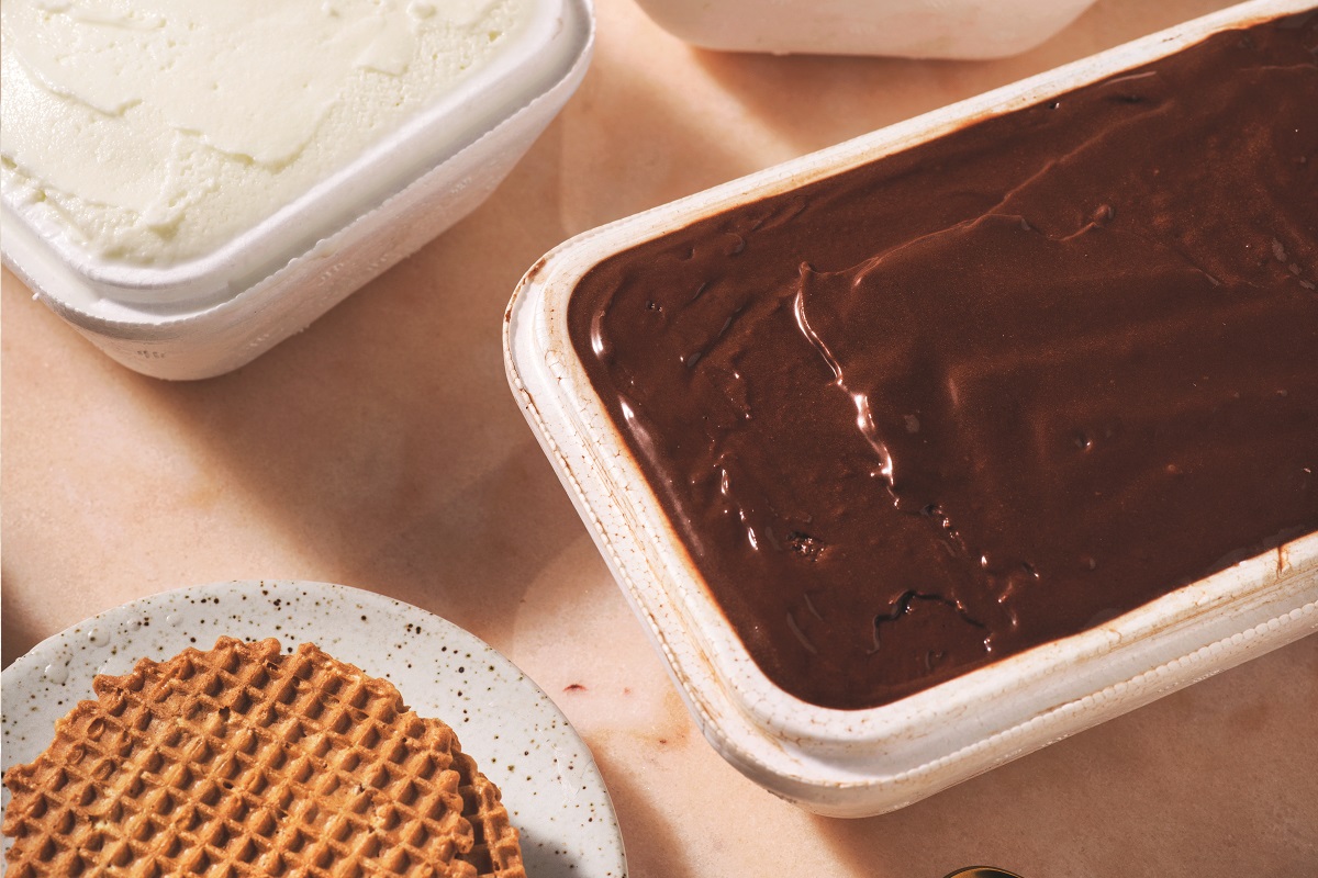 Gelato artigianale Gusto 17: vaschette di gelato al cioccolato e panna, cialde croccanti.