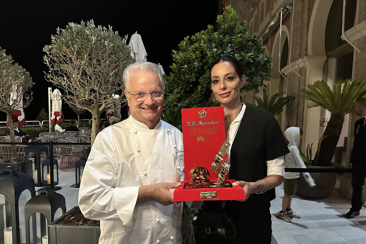Premio A.P.E.I. allo Starlight Cinema Award 2023 Venezia. Chef e donna con premio cinematografico.