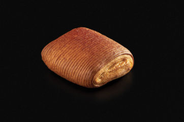 Croissant Banoffee artigianale. Delizia da forno con pasta sfoglia dorata.