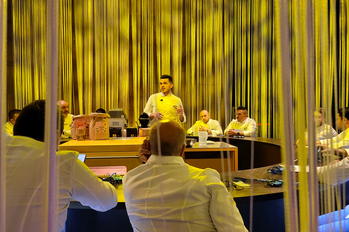 PizzaUp 2023: Chef spiega ingredienti pizza. Esperti del settore.