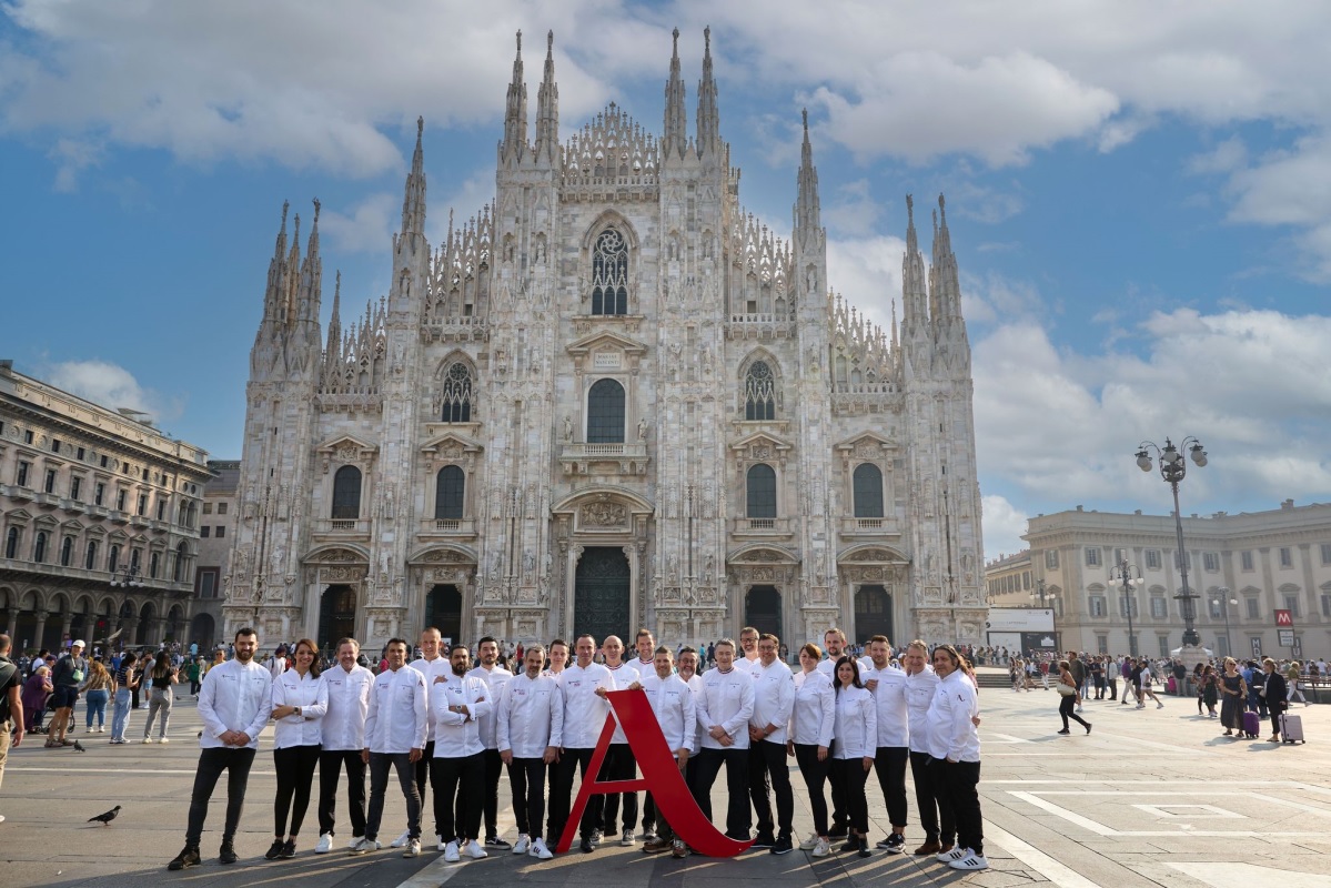 Seminario Ambasciatori Savencia 2023 a Milano. Gruppo di persone davanti al Duomo.