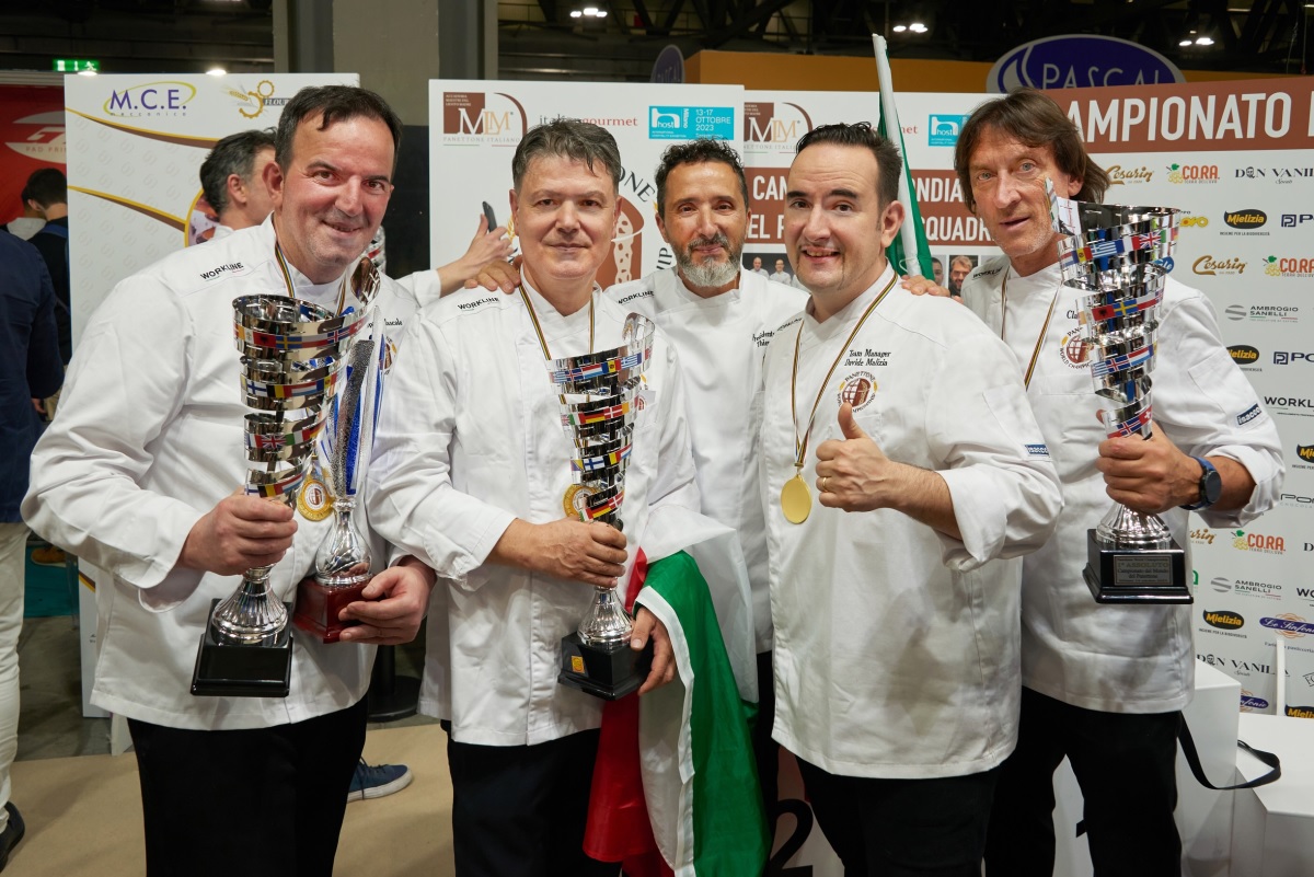 Team Italia campione del mondo panettone! Chef con trofei e medaglie d'oro celebrano la vittoria. #panettone #italia #campionatomondiale