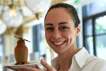 Nina Métayer, Migliore Pasticciera del Mondo, con creazione di pasticceria. Sorriso e orgoglio per il premio.