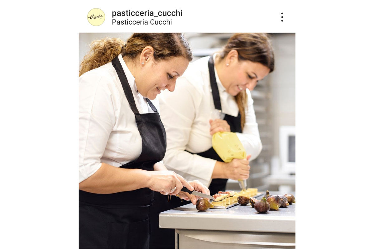 Pasticceria Cucchi: pasticcere al lavoro su dolci con fichi. Tradizione e arte dolciaria.