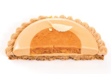 Ricetta Pomme Caramel: sezione di torta con mele caramellate e glassa lucida.