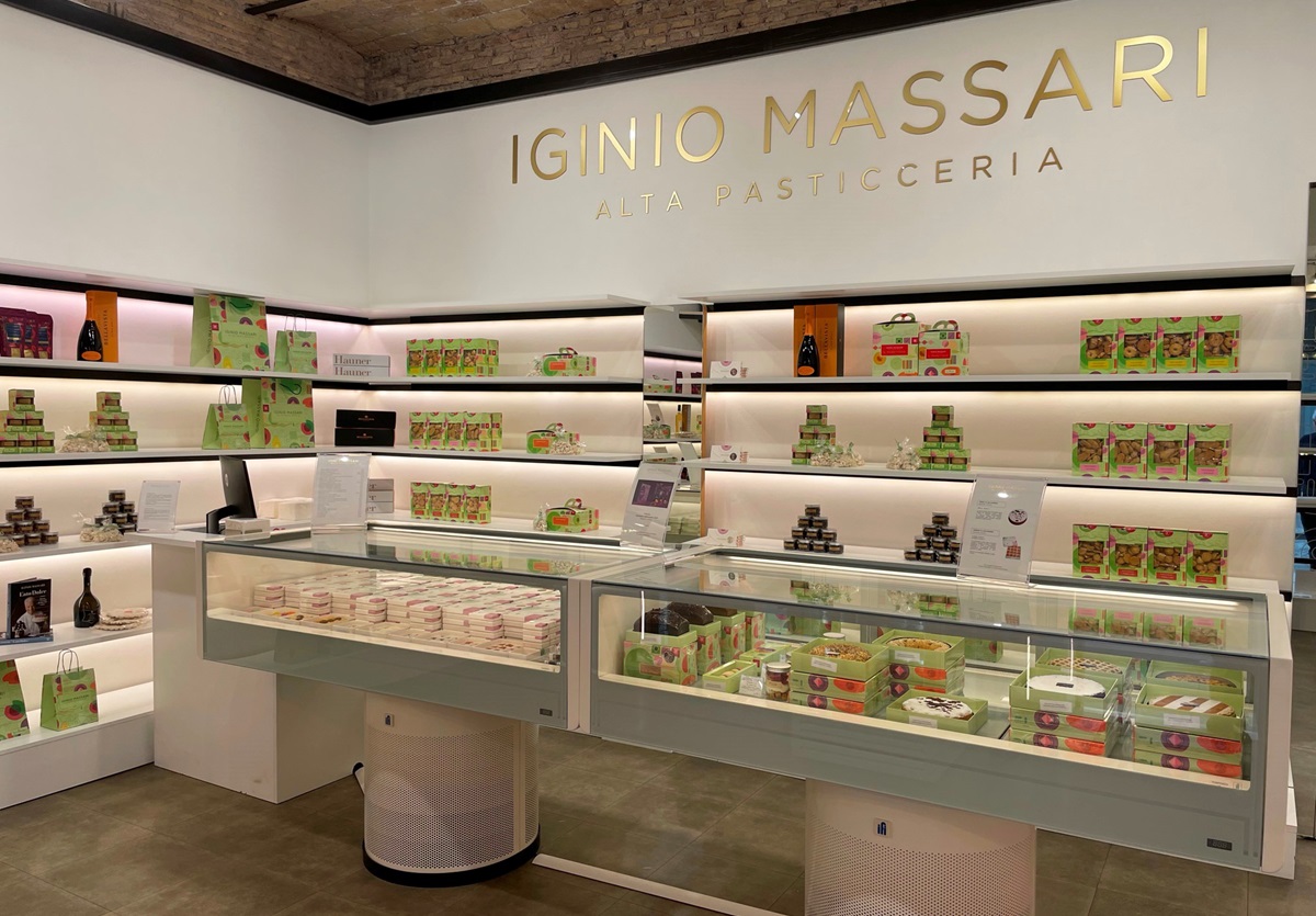 Iginio Massari Alta Pasticceria Roma: vetrina dolci, panettoni e confezioni regalo. Via Due Macelli.