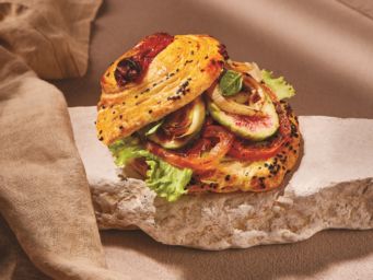 Sfogliatina salata vegana con lievito misto. Fichi, pomodori, cipolle e insalata. Ottima ricetta vegana.