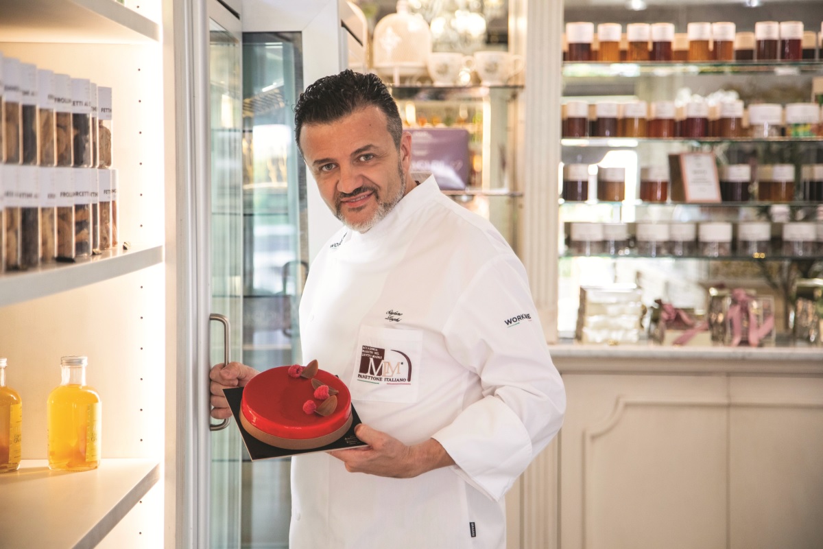 Stefano Laghi, pasticcere. Torta moderna con glassa rossa e decorazioni di cioccolato. Sapere in evoluzione.