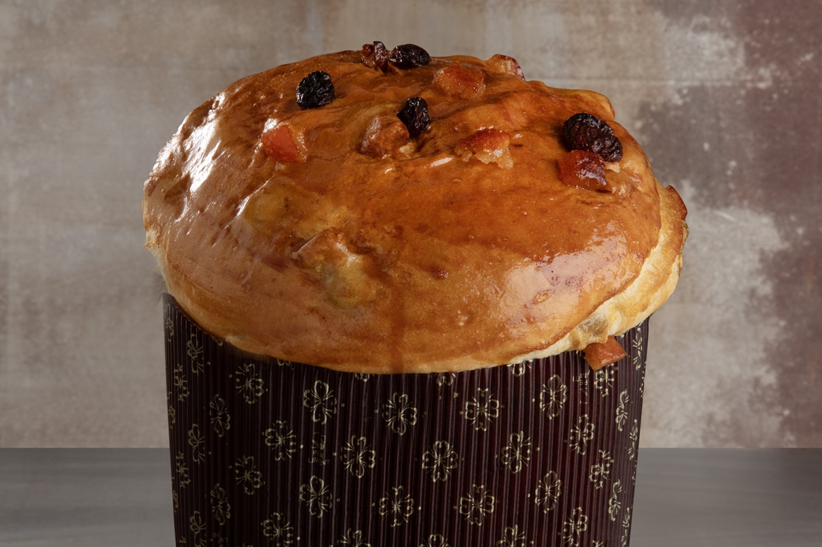 Panettone artigianale di Ernst Knam, re del cioccolato. Dolce natalizio con canditi e uvetta.