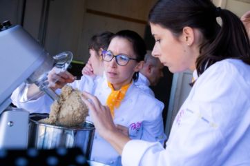 Pasticcere al lavoro: impasto nella planetaria. Passaggio generazionale in pasticceria italiana.
