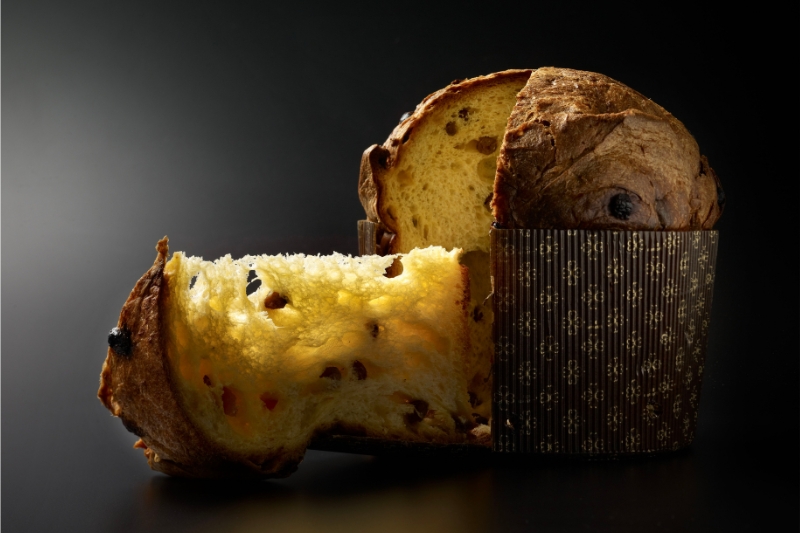 Panettone artigianale tagliato. Soffice, dorato, con uvetta. Farina Petra Molino Quaglia per un super panettone.
