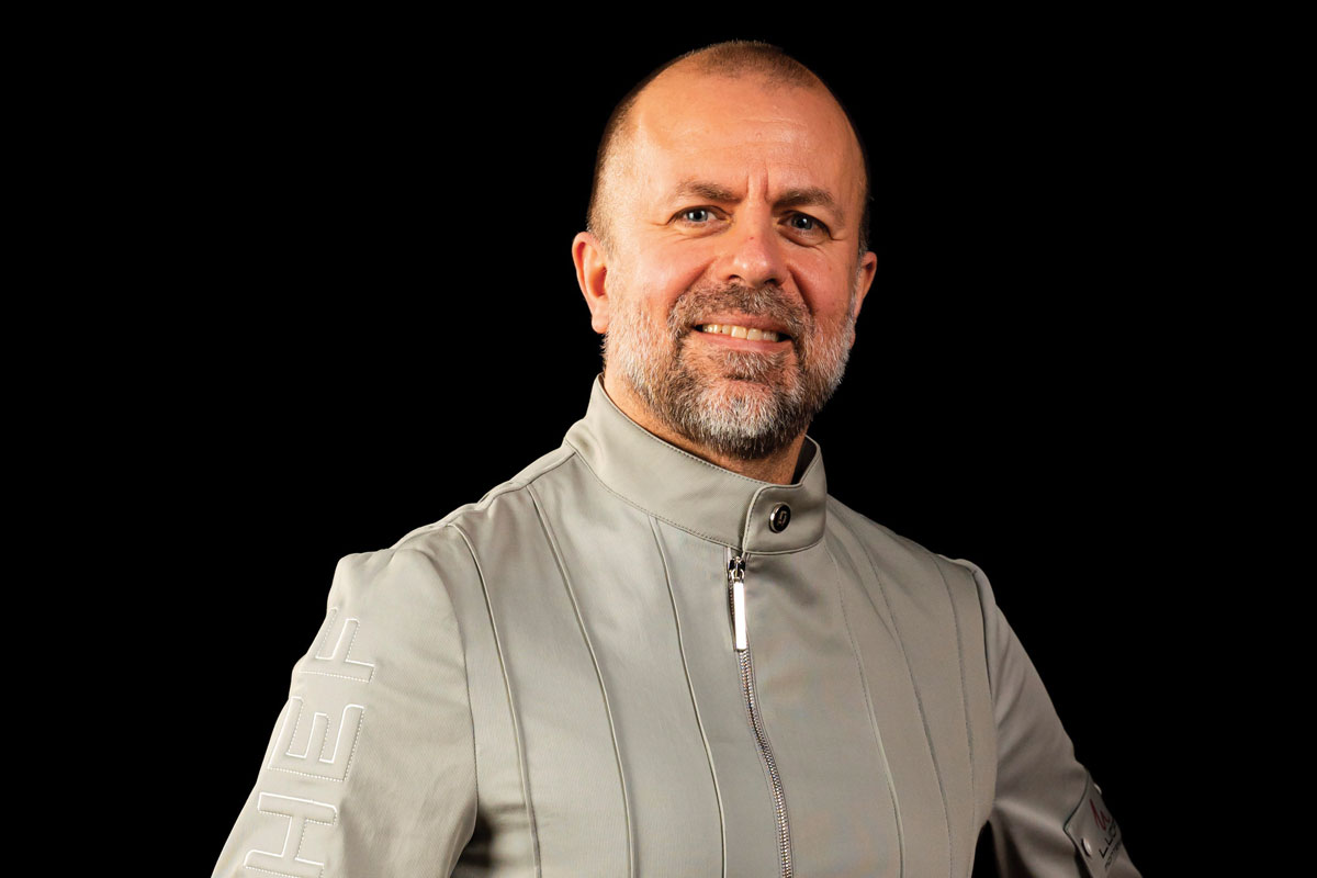 Luca Montersino, pasticciere italiano. Ritratto dello chef con giacca grigia.