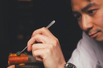 Reynold Poernomo, pastry star. Chef decora dolce. Alta cucina, motivatore.