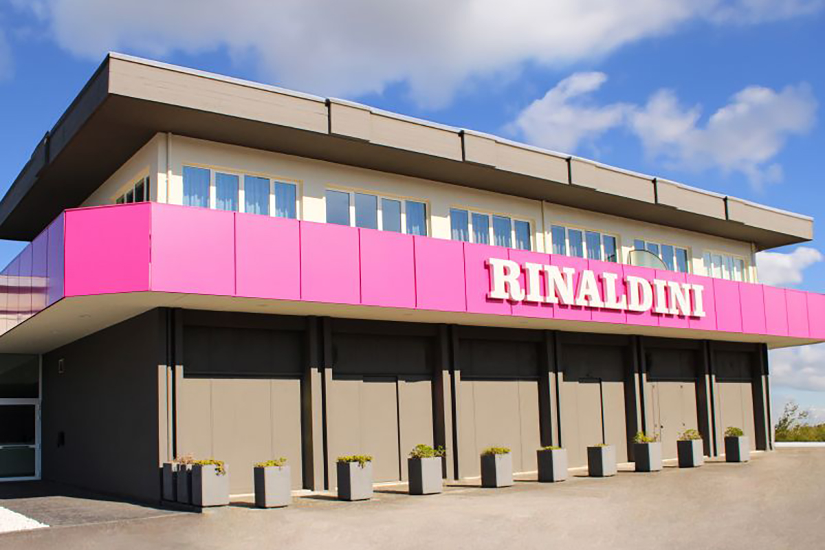 Esterno Rinaldini Pastry. Architettura moderna, insegna rosa. Eccellenza pasticcera italiana.