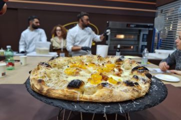 Pizza gourmet di Nico Taveri in laboratorio. Crosta alta, pomodorini gialli e formaggio fuso. #pizza #nicotaveri #gourmet